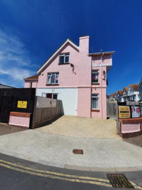 SINGER HOUSE , FREE WIFI & FREE PRIVATE CAR SPACE ,GROUND FLOOR HOLIDAY FLAT , Private Gate & Garden & Bathroom , microwave , Fridge , Opposite Paignton Pier & Beach , Hotel Reception To Happily Help 